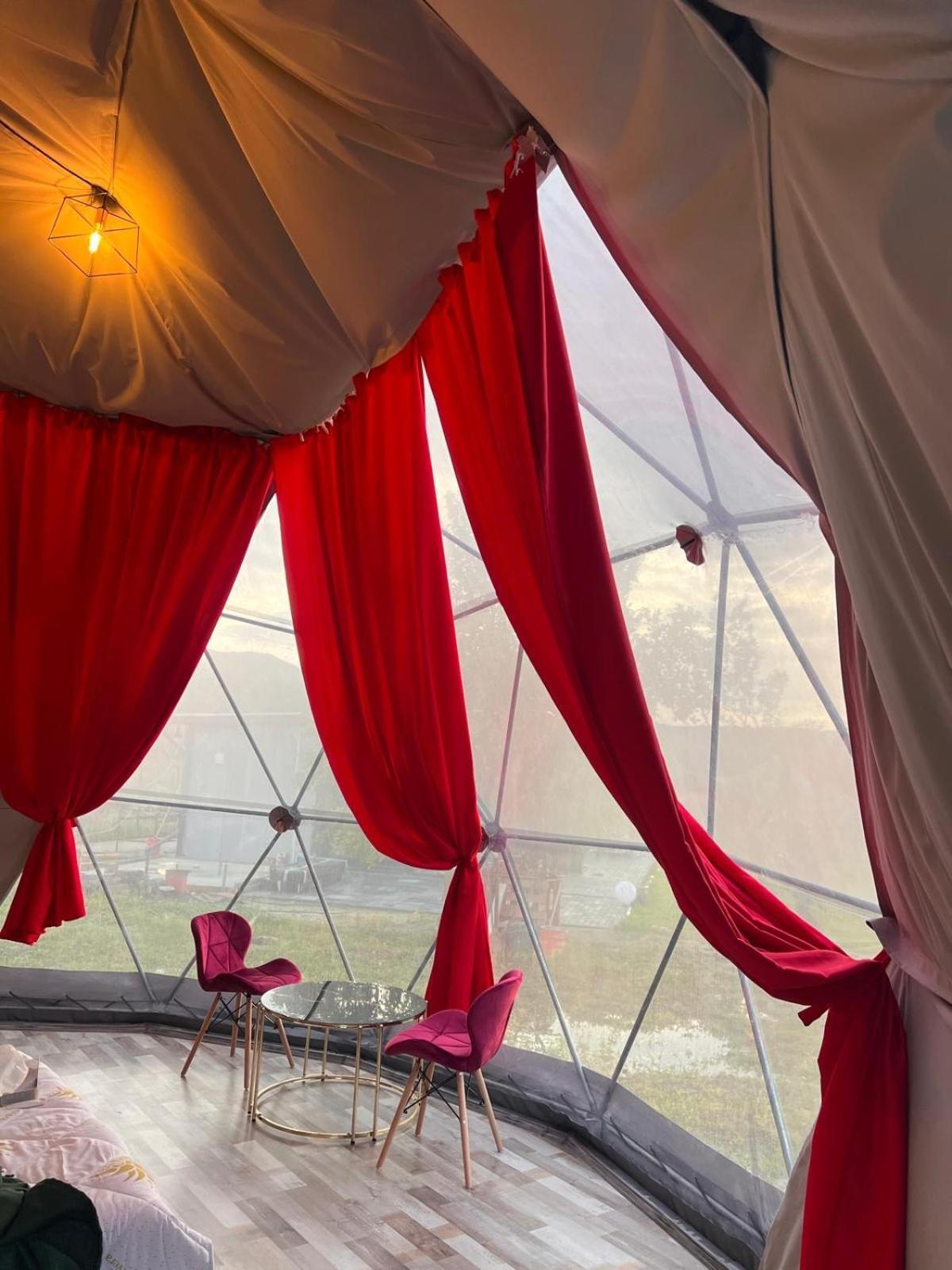 Отель Sun Garden Glamping Domes Кэлимэнешти Экстерьер фото