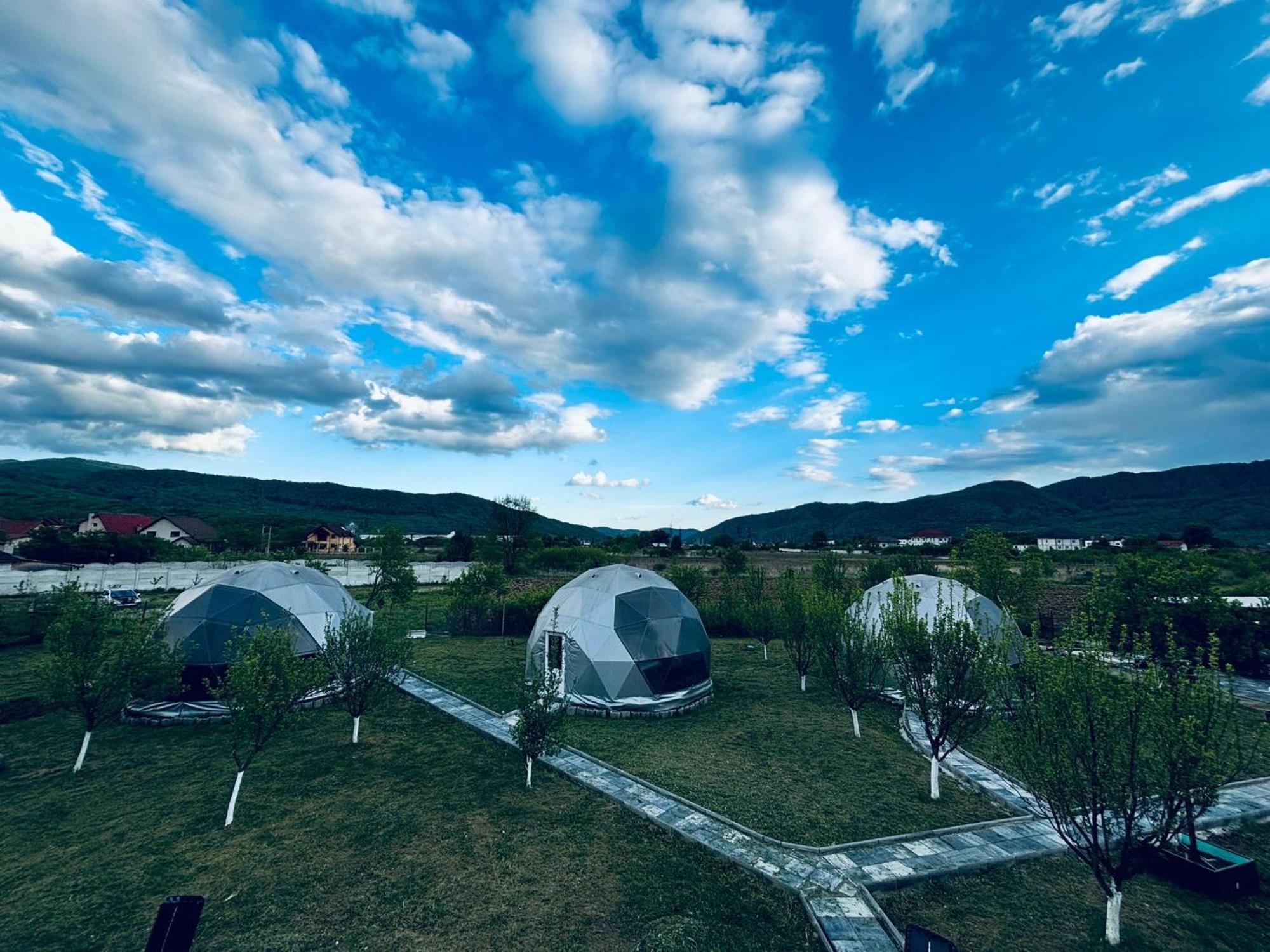 Отель Sun Garden Glamping Domes Кэлимэнешти Экстерьер фото