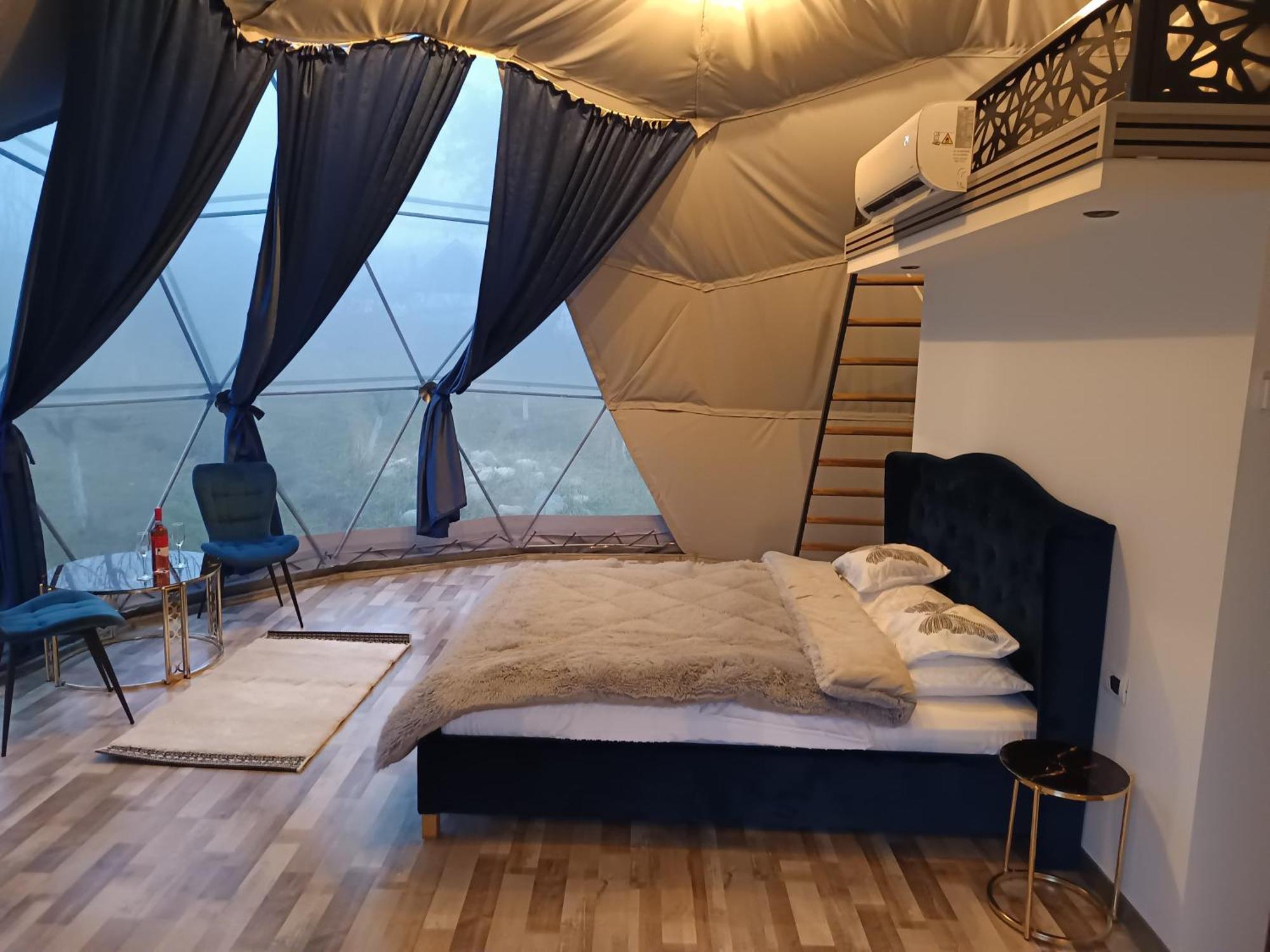 Отель Sun Garden Glamping Domes Кэлимэнешти Экстерьер фото