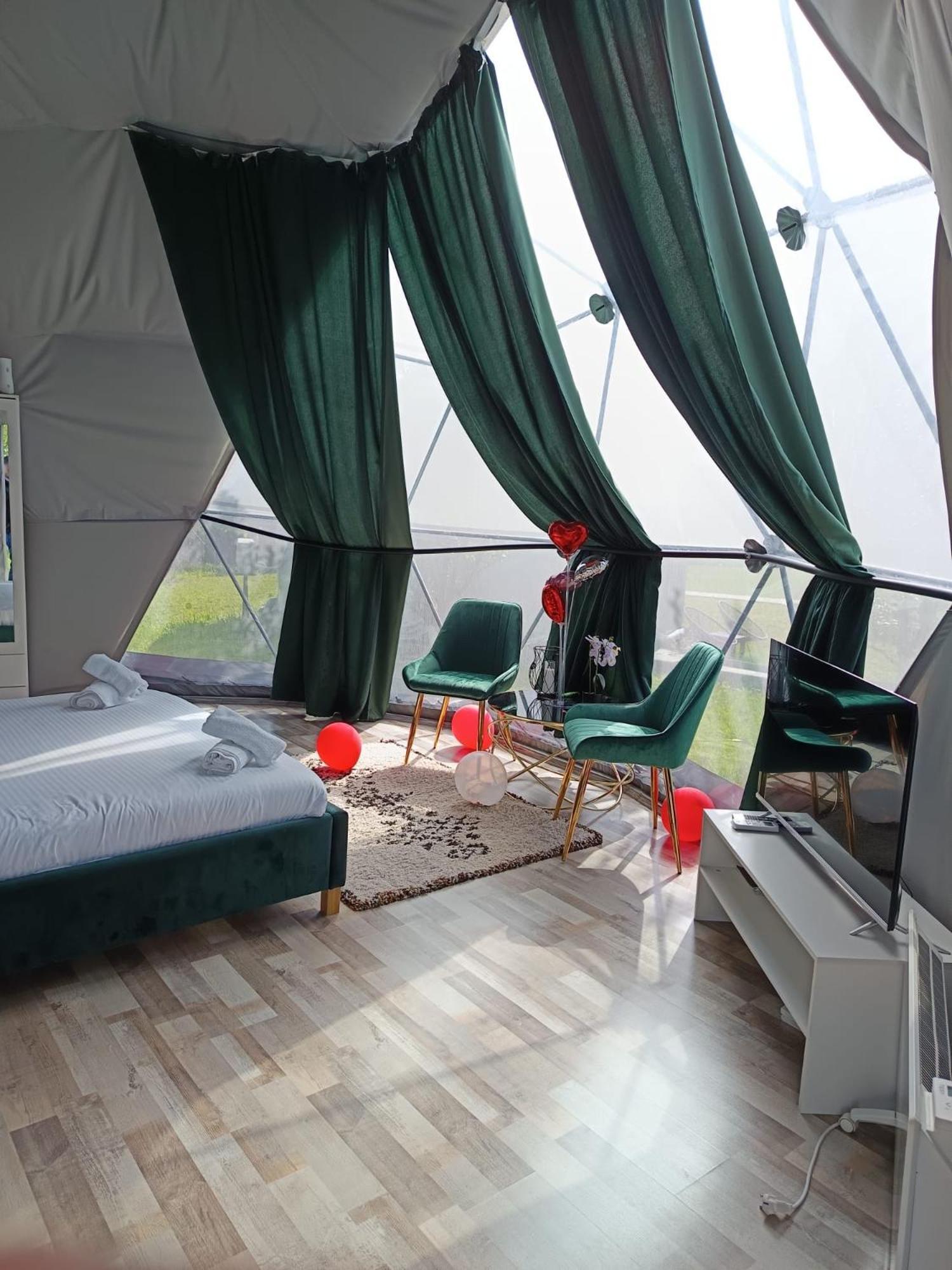 Отель Sun Garden Glamping Domes Кэлимэнешти Экстерьер фото